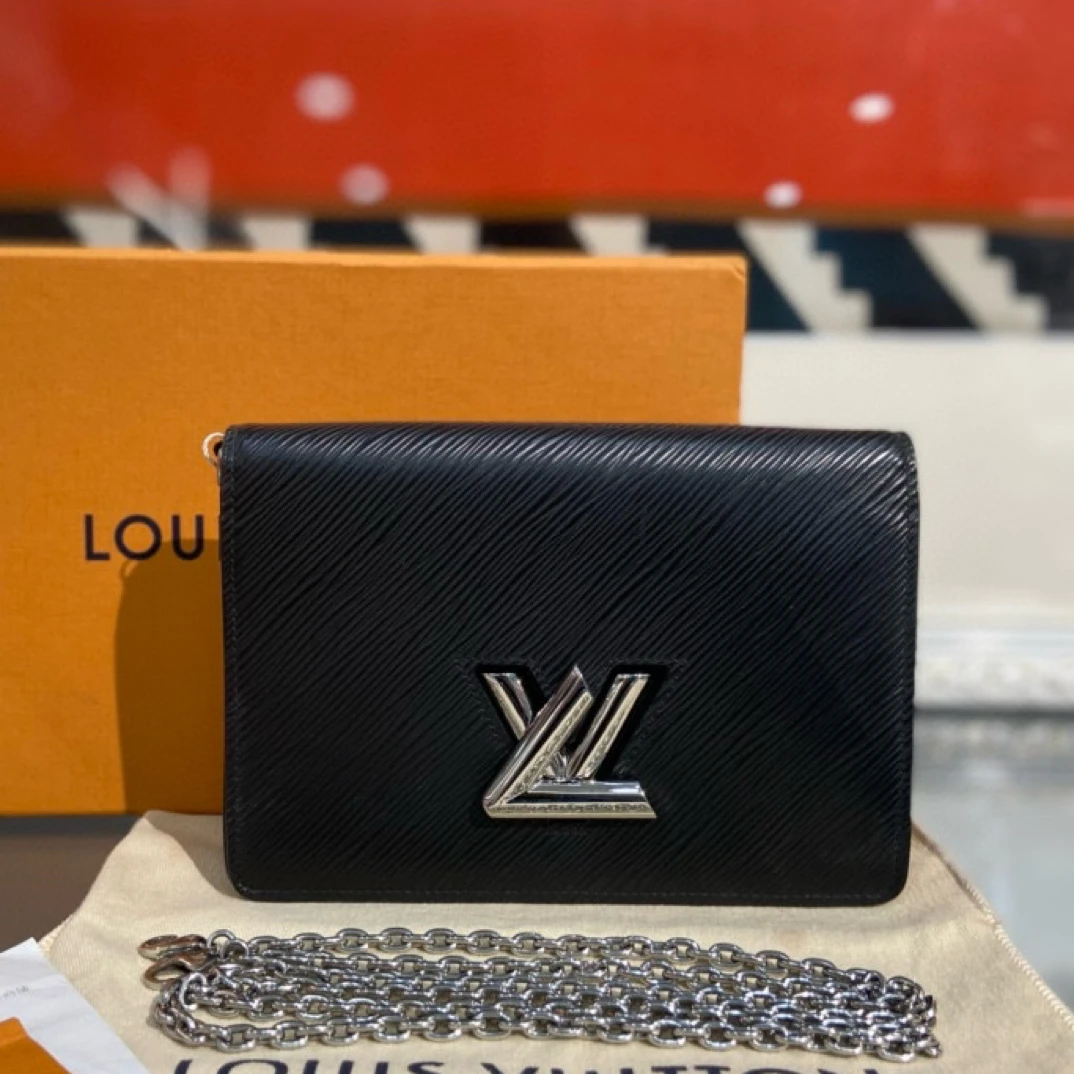 99新  lv/路易威登 woc芯片款黑银扭扭链条包 单肩斜挎包/二店