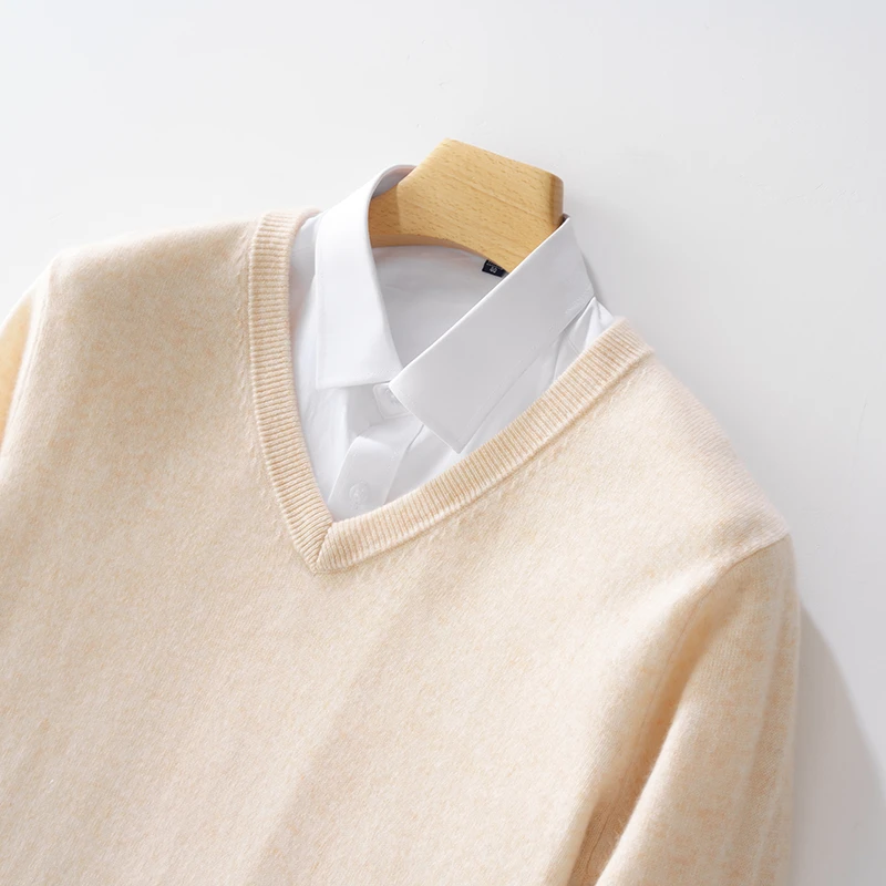 男士V领纯色经典款式羊绒衫