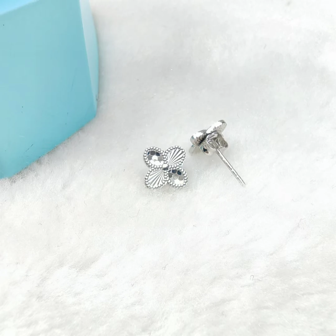 PT950铂金耳饰 镭射四叶草鱼鳞铂金耳钉   时尚百搭