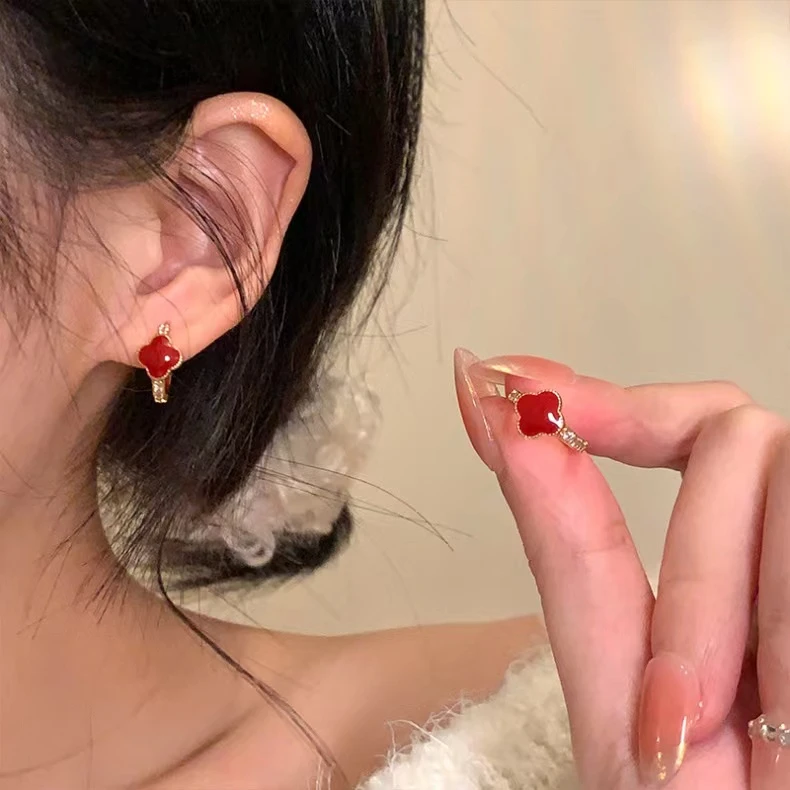 铜合金合成锆石耳饰 秋冬复古安新年红四叶花耳环耳扣设计感耳饰