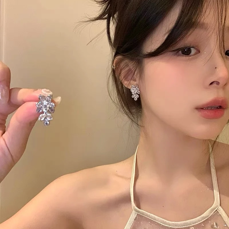铜合金合成锆石耳饰 气质闪锆花朵耳环女轻奢精致耳钉设计感耳饰