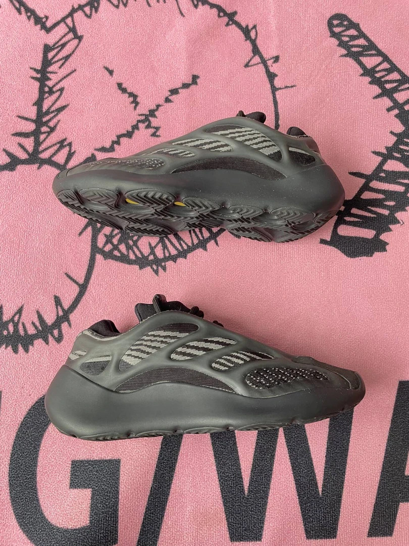 捡漏42码阿迪达斯Yeezy700V3 黑武士 二手 休闲鞋无原盒 公价2359