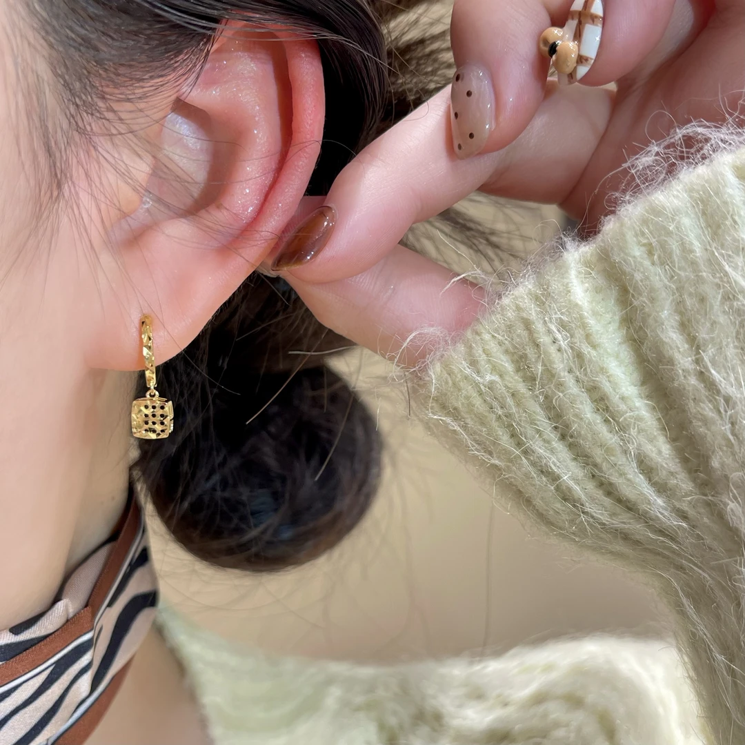 925银针耳饰 W184金色方形镂空耳扣时尚ins雅丹风