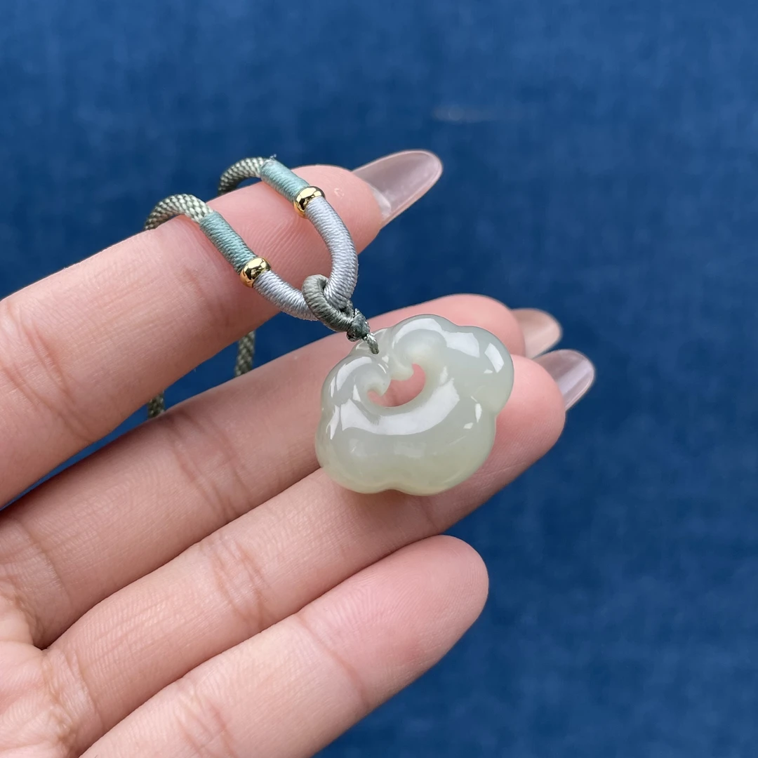 G0660和田玉0吊坠19.4*24.6*11.8 微瑕介意勿拍不退换