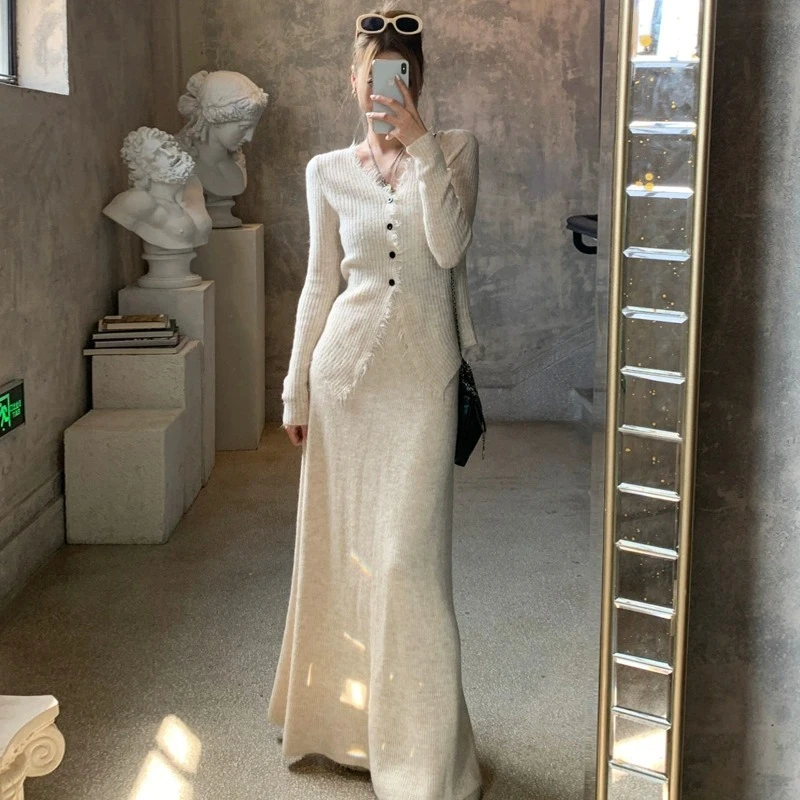 茶系小香风慵懒风软糯流苏V领毛边针织上衣直筒休闲半裙时尚套装