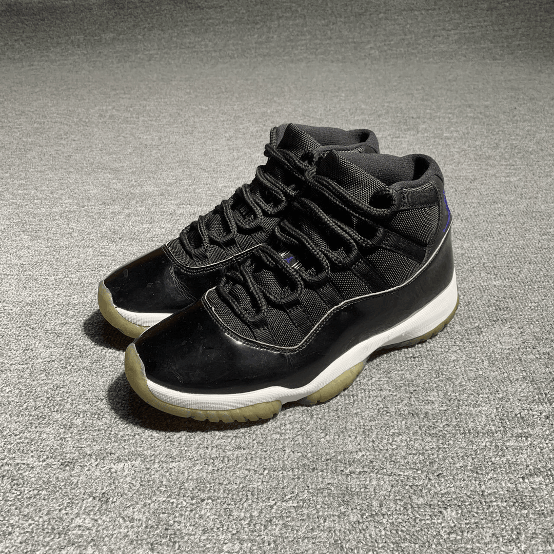 Nike休闲鞋/AJ11 大灌篮， 41码，成色很新如图