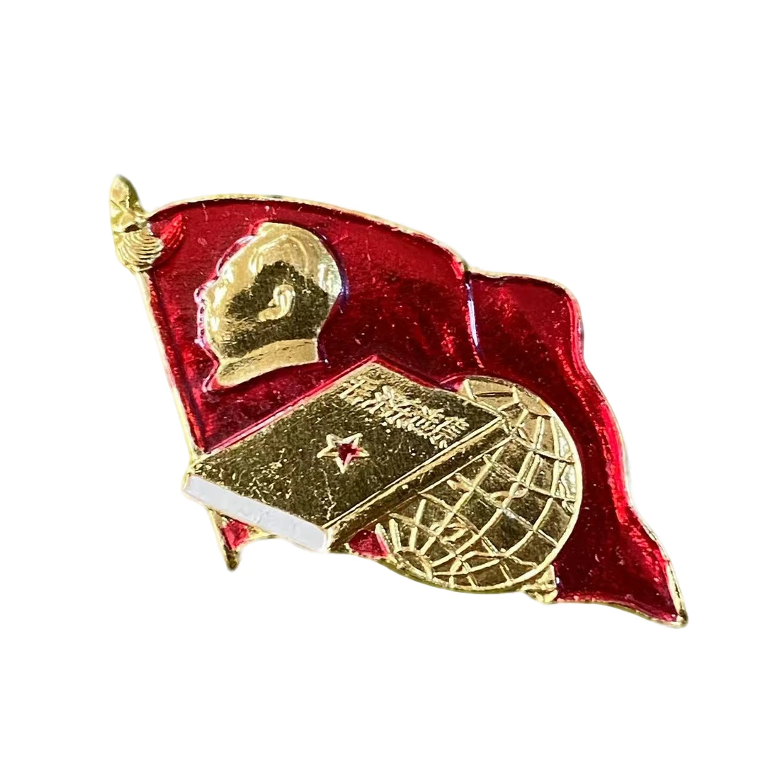 非法定货币日常佩旗形毛主席像章直径2cm