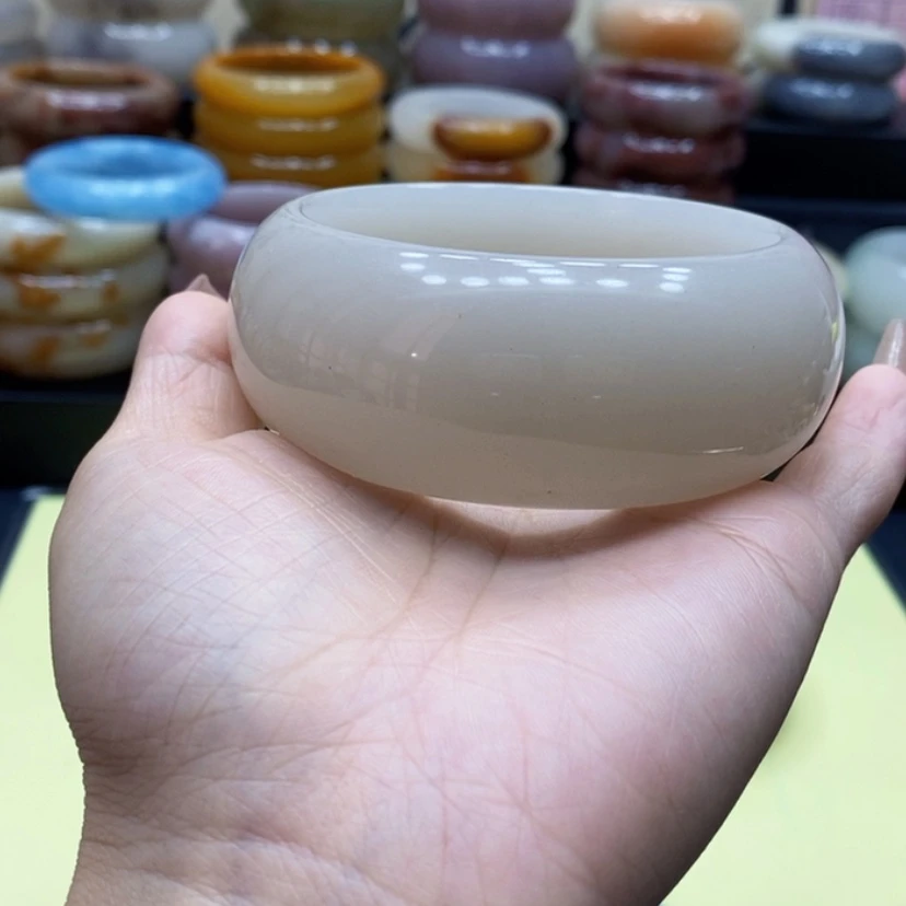 【闪购商品】石英质玉手镯合金齐*！
