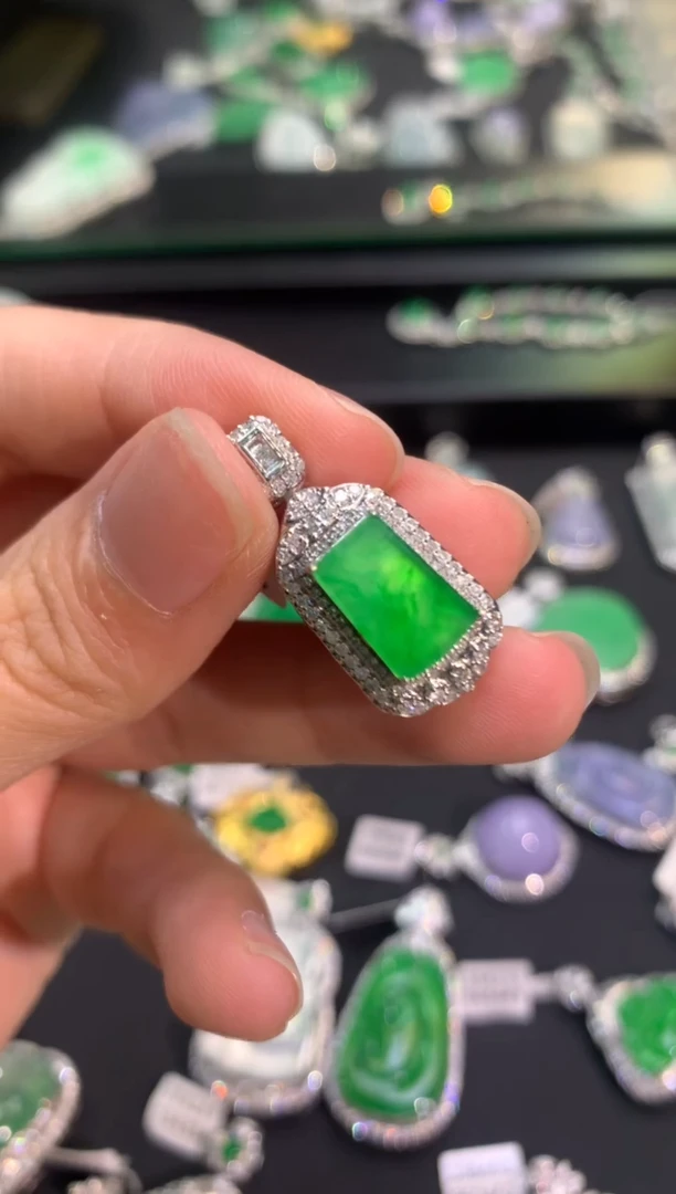 【闪购商品】翡翠吊坠(不含链)18K金镶嵌吊坠