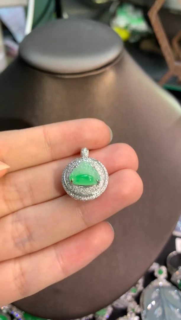 【闪购商品】翡翠吊坠(不含链)18K金镶嵌吊坠