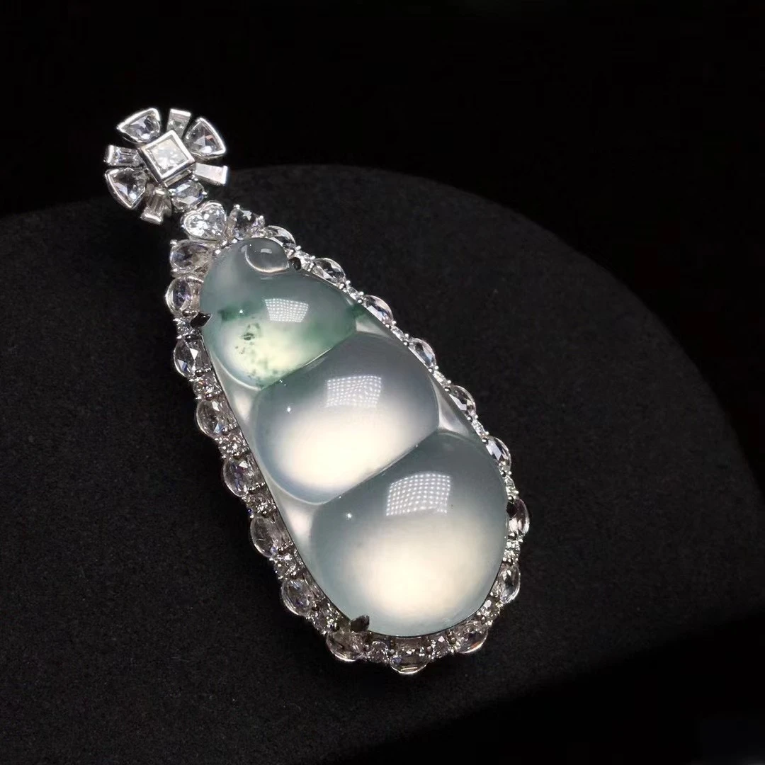 缅甸天然翡翠A货高冰飘花福豆吊坠18K金豪华镶嵌气质款时尚款