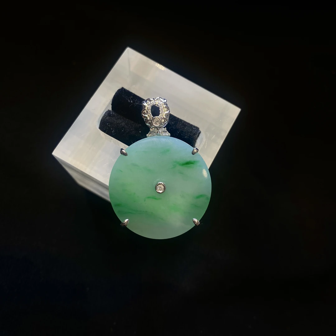 【夏阳翡翠】缅甸天然A货翡翠18k金镶嵌天然南非钻时尚冰透圆牌吊坠