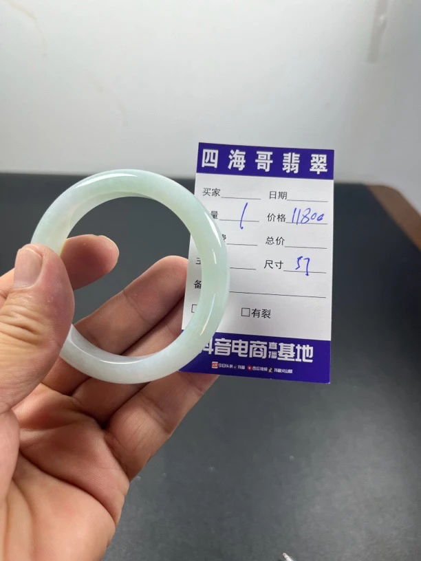 翡翠时尚手镯天然缅甸翡翠A货女款镯子女士冰透测量晴绿色