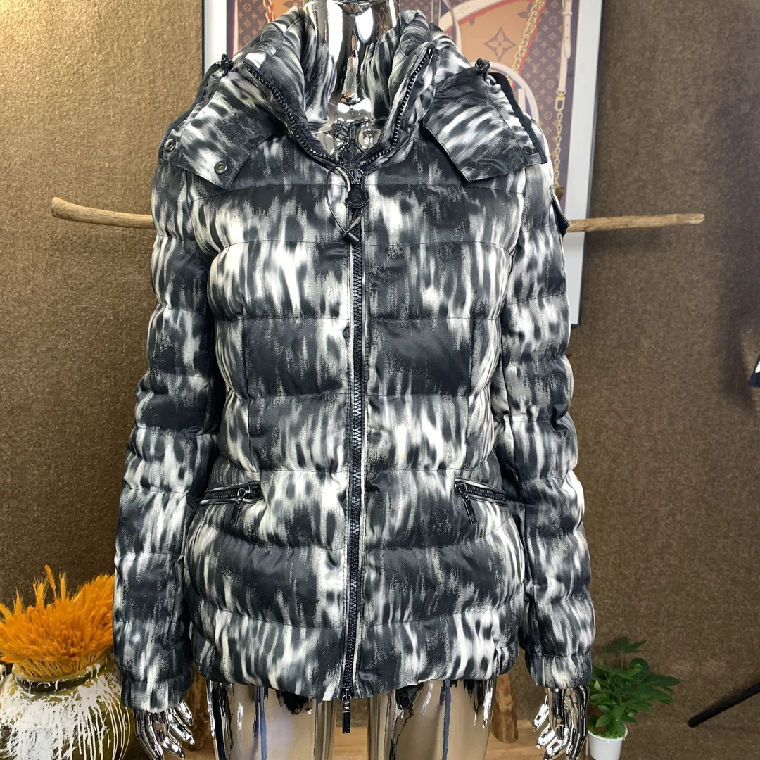 MONCLER/蒙口 黑色豹纹羽绒服 1码 公价10000 99新 非专柜原吊