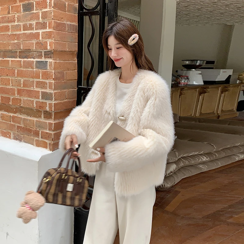 米白色韩系彩色纽扣小香风环保皮草女2024秋冬新款气质V领短外套