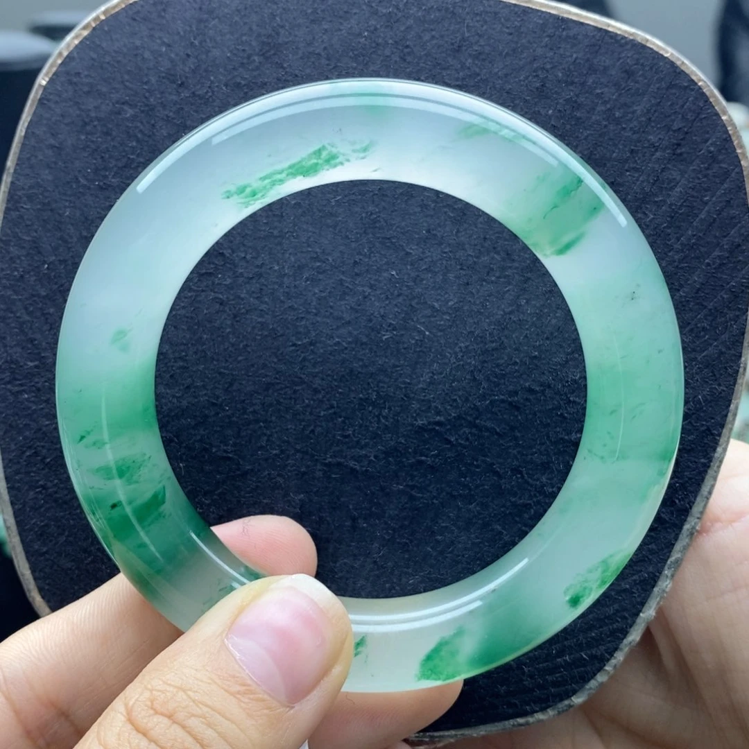 【闪购商品】石英质玉手镯未镶嵌怪**力