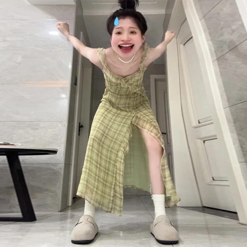 气质荷叶边格纹吊带连衣裙子女夏季小众设计收腰显瘦开叉长裙4596