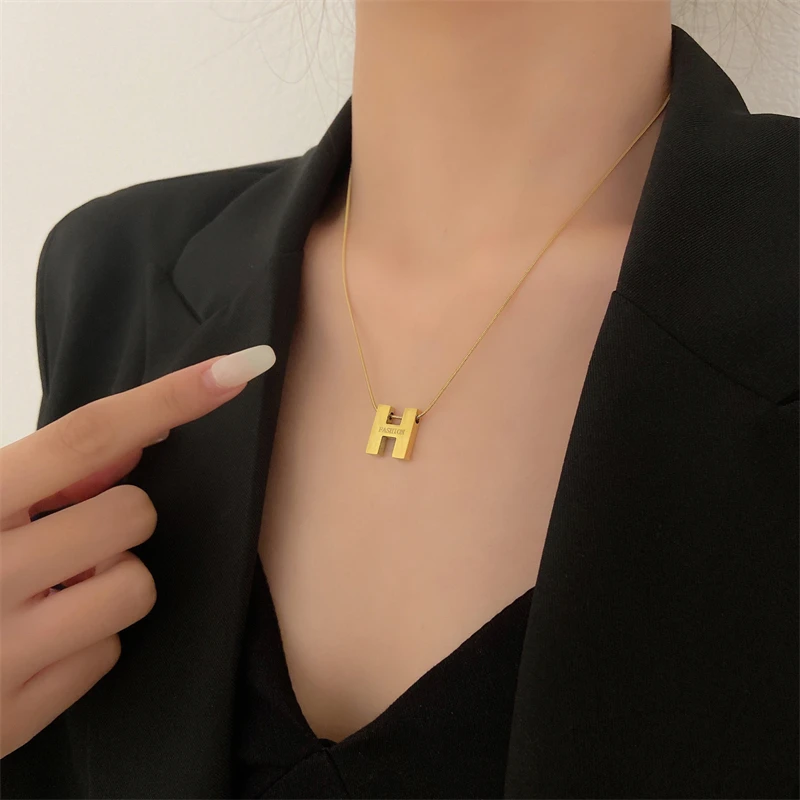 H字母钛钢项链女2023年新款轻奢小众锁骨链毛衣