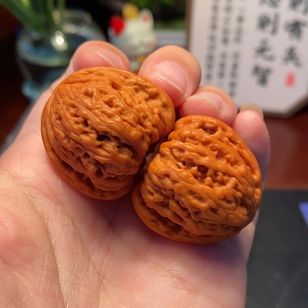 文玩核桃把件红宝石手捻