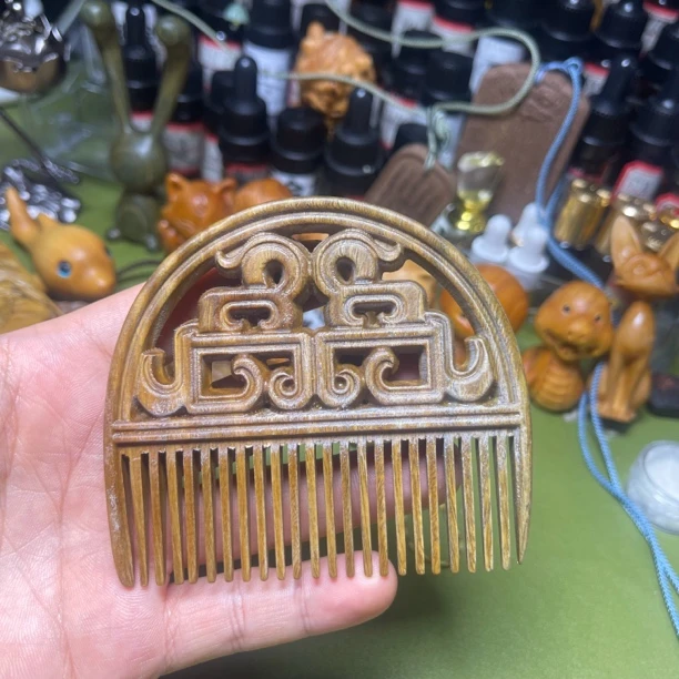 绿檀龙凤梳双面镂空雕刻