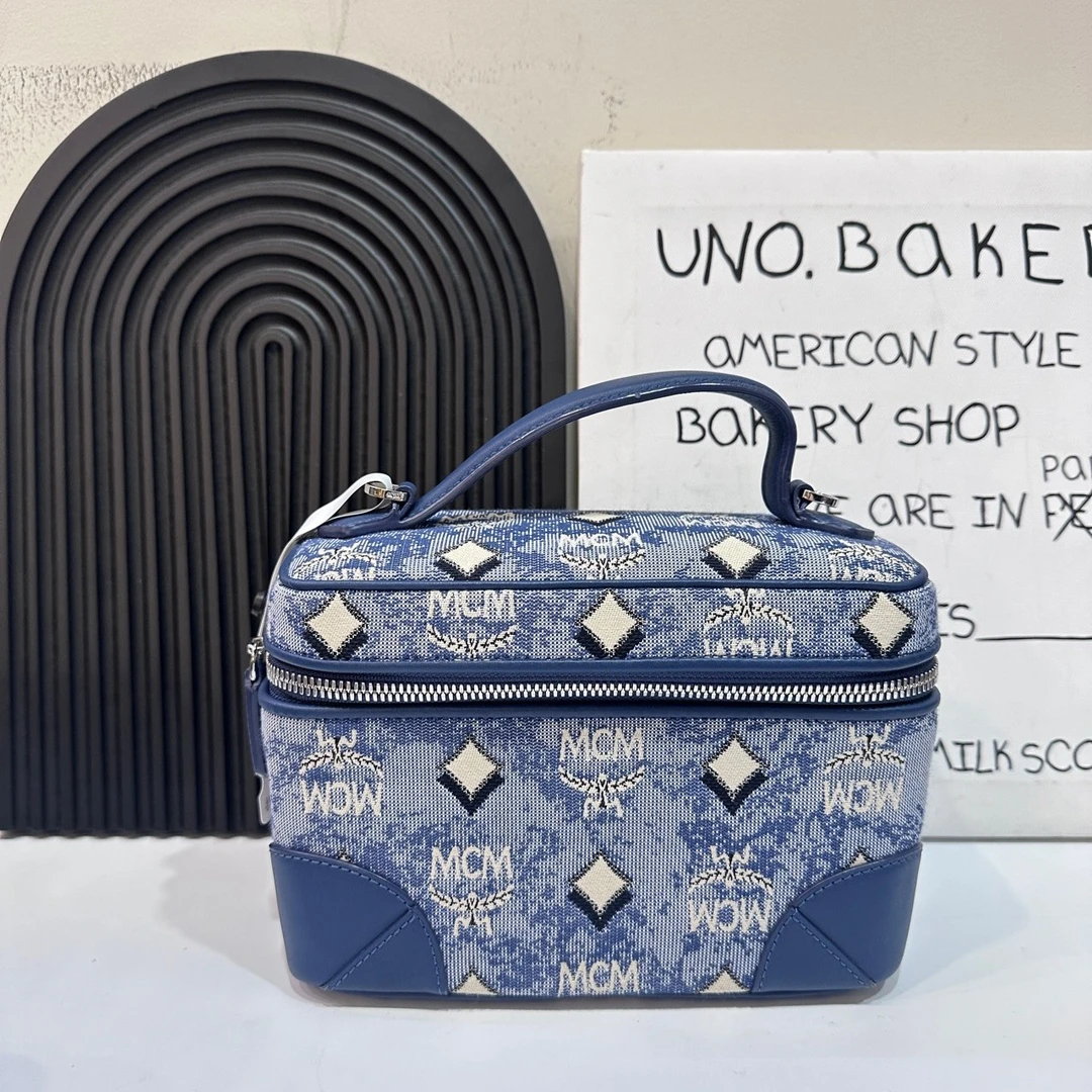 95新 MCM 【蔡包紫】牛仔丹宁化妆盒mini/9215859