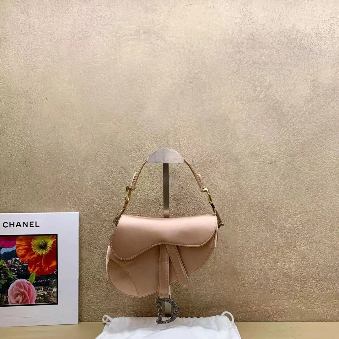 95新 DIOR/迪奥 壹臻中古/藕粉色缎面钻扣马鞍包小号27953491