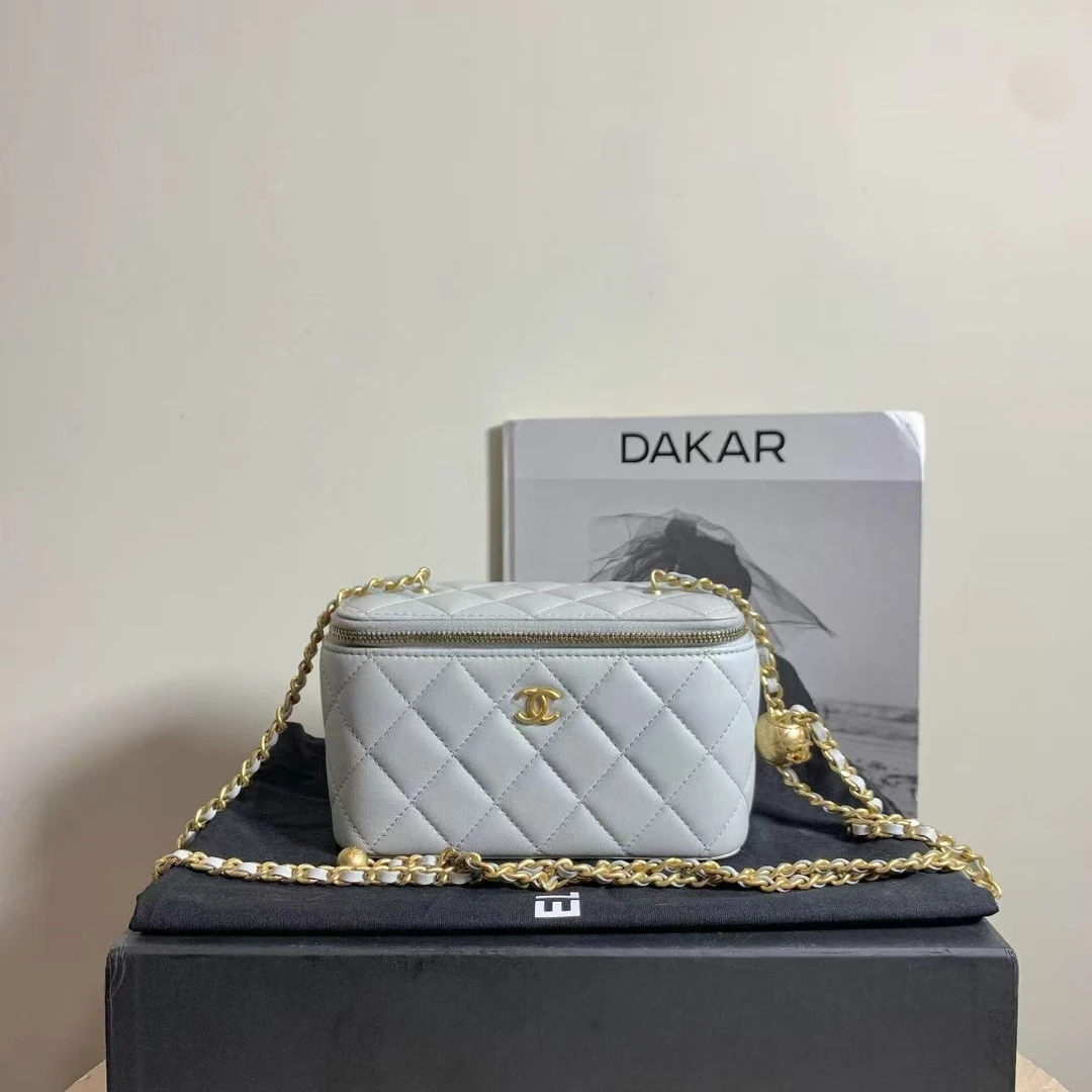 99新 Chanel/香奈儿 壹臻/23C淡灰色羊皮金球长盒 22771258