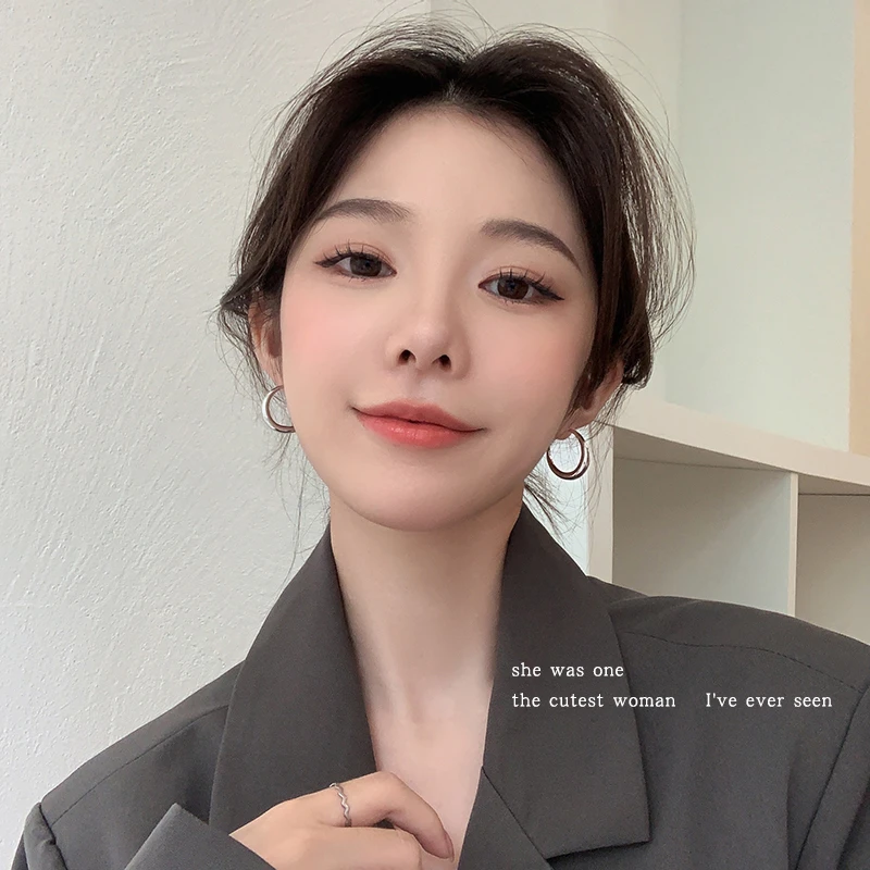 合金耳饰 银色素圈耳环小众设计感高级耳圈女款耳钉夸张圆圈耳饰