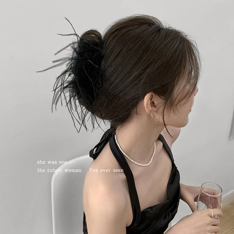 高级感羽毛抓夹女2025网红新款超仙气质发夹后脑勺鲨鱼夹可爱发卡