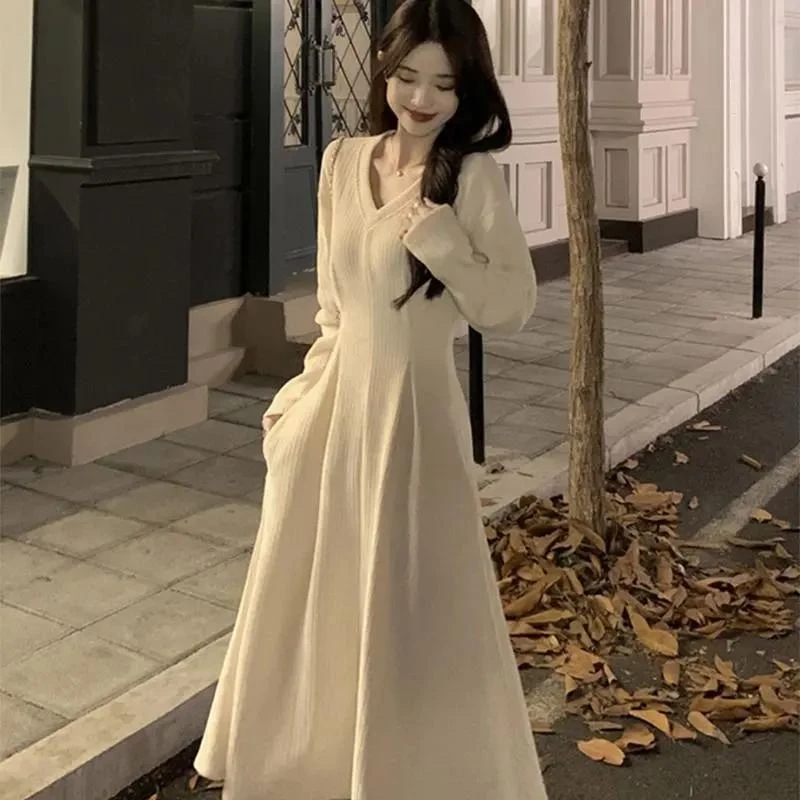 米白色V领长袖连衣裙女秋冬赫本风疏离感订婚温柔风内搭打底长裙
