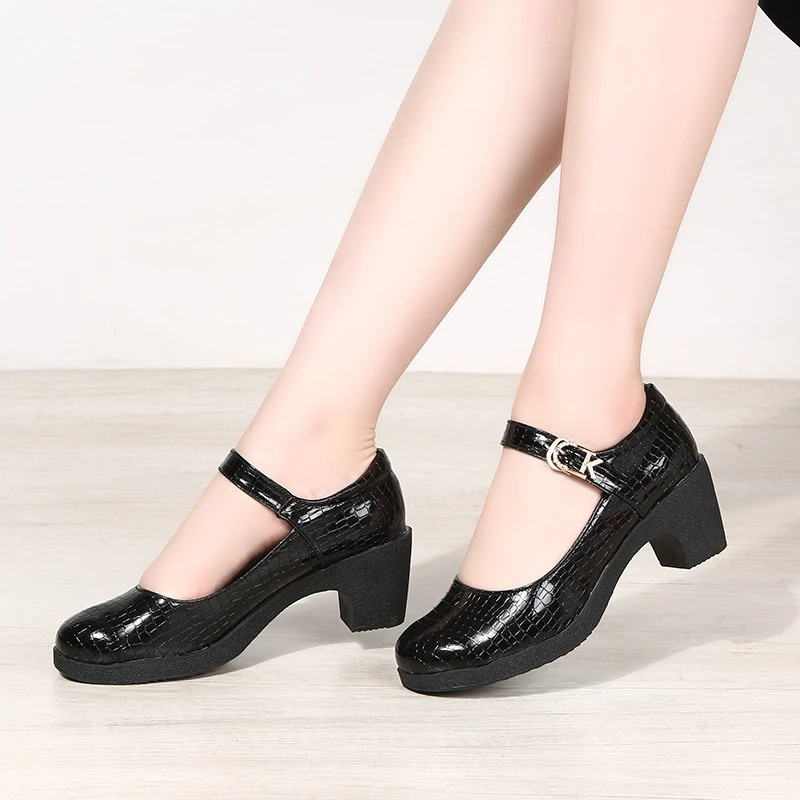 舞蹈鞋软底夏季跳舞士舞鞋演出广场红色新款鞋金银中跟交谊舞蹈鞋