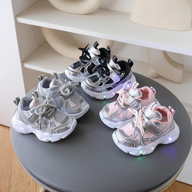 皮面儿童亮灯鞋2024春秋新款防滑运动鞋闪灯男童跑步鞋女童休闲鞋