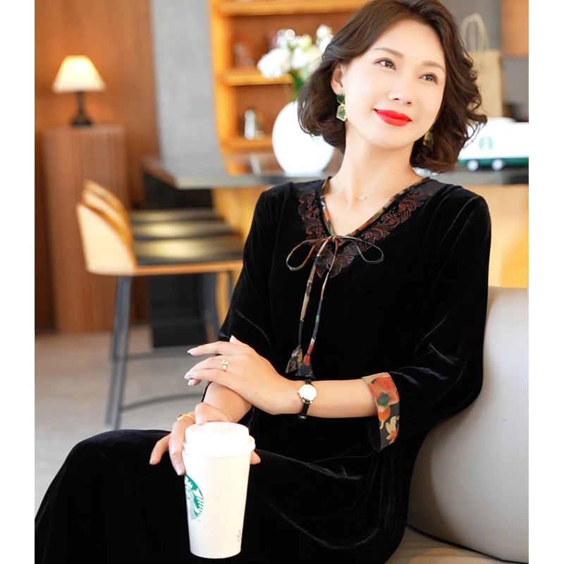 时尚印花真丝丝绒女士连衣裙气质妈妈2024新款黑色复古秋冬收腰