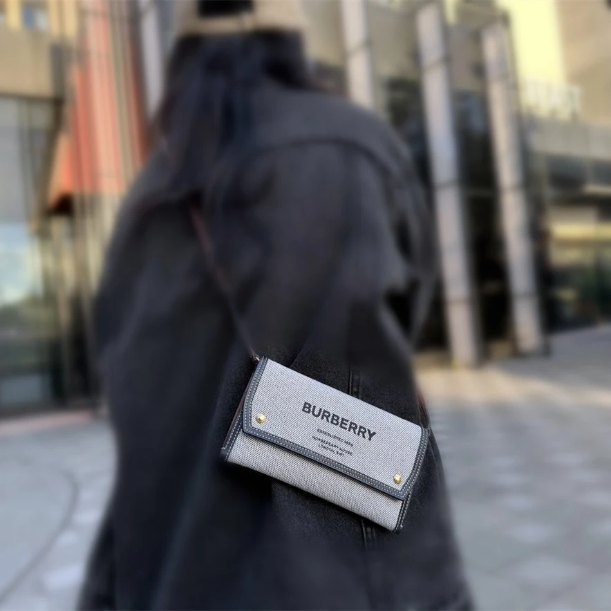 全新未使用 BURBERRY/博柏利 单肩包帆布革斜挎翻盖包休闲简约