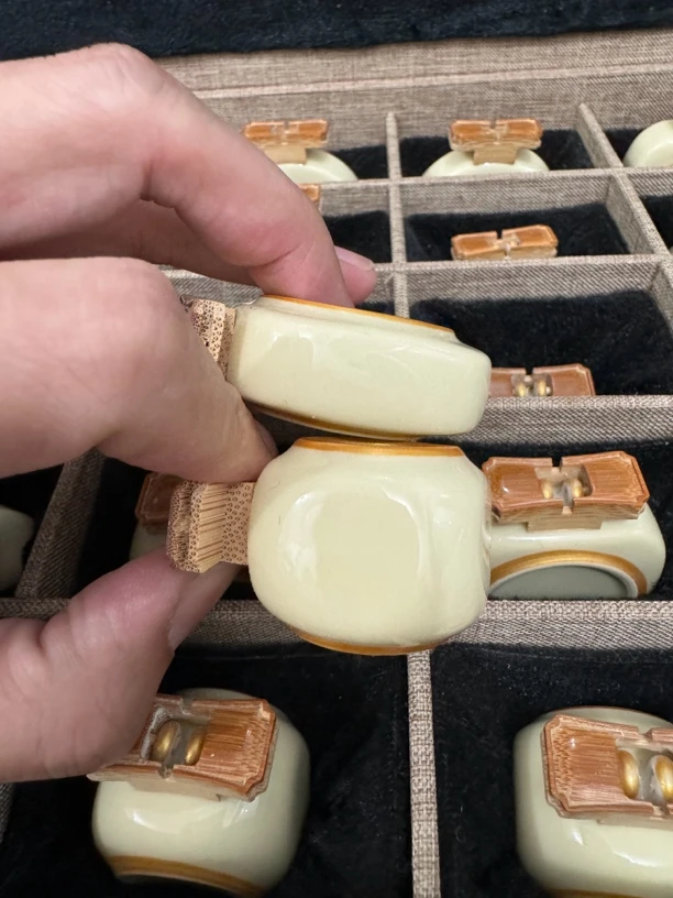 金镶玉绣眼杯。两件套