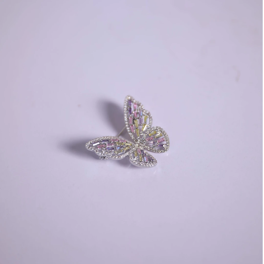 玉兰悠悠高级时装条形钻蝴蝶胸.针