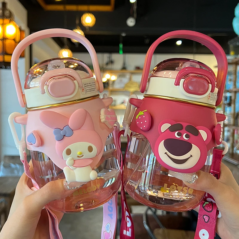 网红可爱大容量吸管杯幼儿园小学生上学专用水杯女生防摔斜挎杯子