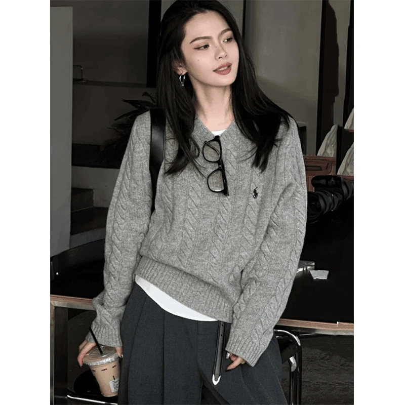 老钱风穿搭刺绣马球小标圆领套头灰色毛衣秋冬新款长袖休闲针织衫