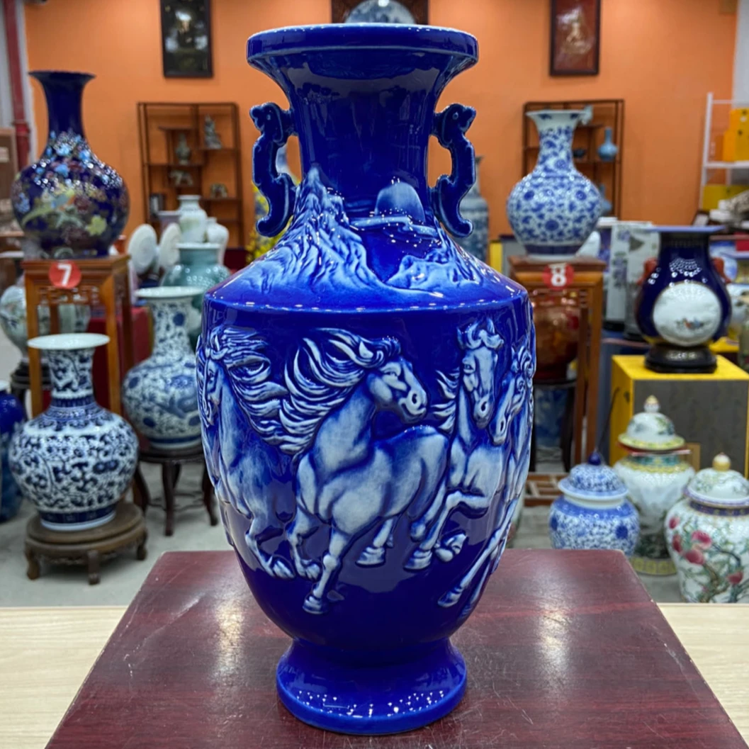 景德镇陶瓷花瓶客厅玄关多宝阁摆件立体浮雕青花八骏雄风双耳瓶