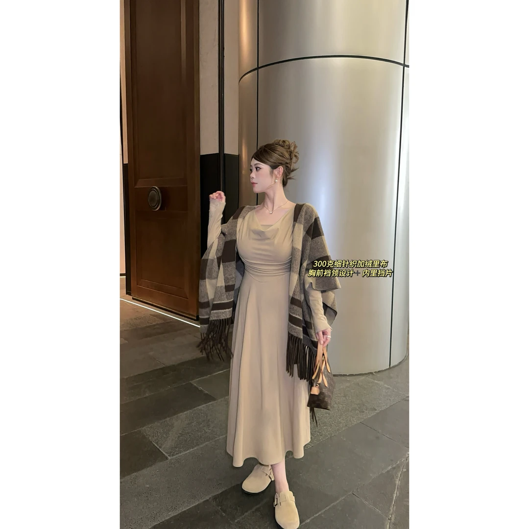 现货-白七七微胖二店【秋日温柔】大码浅咖荡领优雅显瘦连衣裙 W006