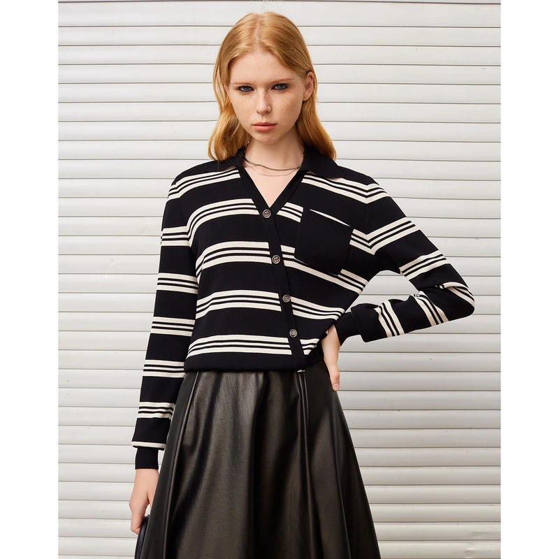 DKNY/唐可娜儿2024秋冬新款V领撞色条纹女士针织衫