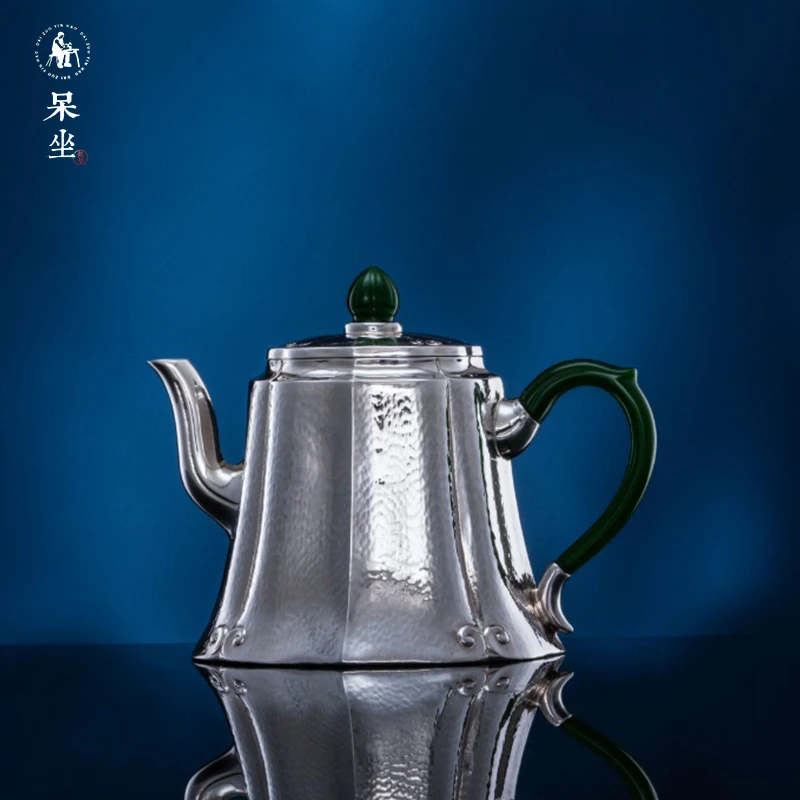 锤纹錾刻如意汉方壶