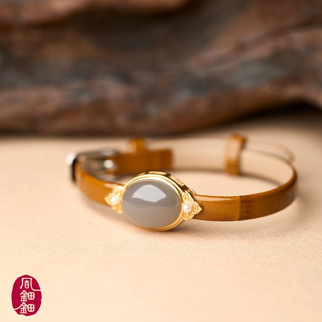 周钿钿®|闭春寒|天然和田玉烟紫蛋面S925银镶设计款手表