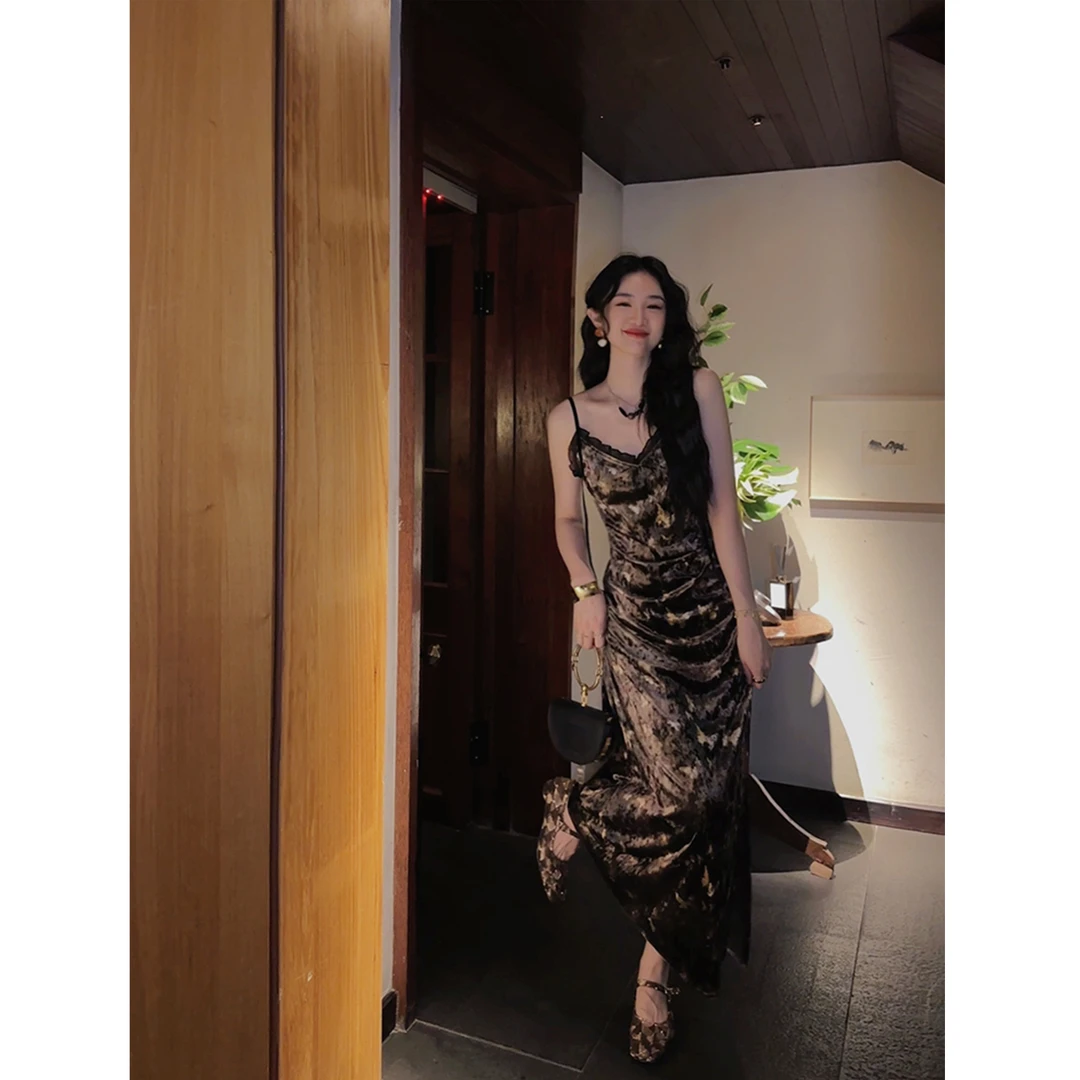 三吉黑花 【梦意】2024秋季宽松丝绒独特绝美吊带花裙氛围感穿搭