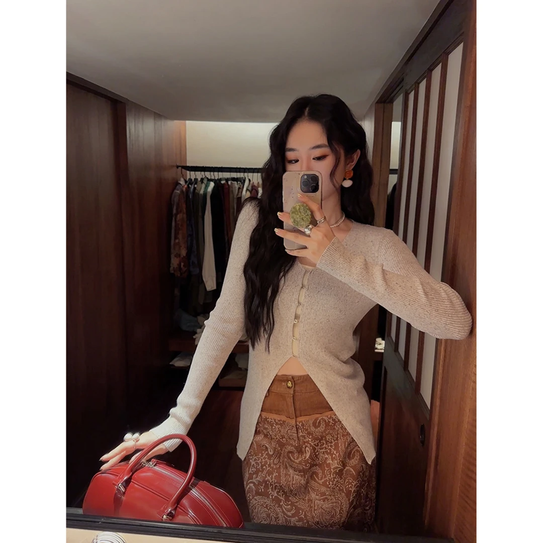 三吉黑花 【初恋】女2024新款慵懒风早秋穿搭设计款入秋开叉针织