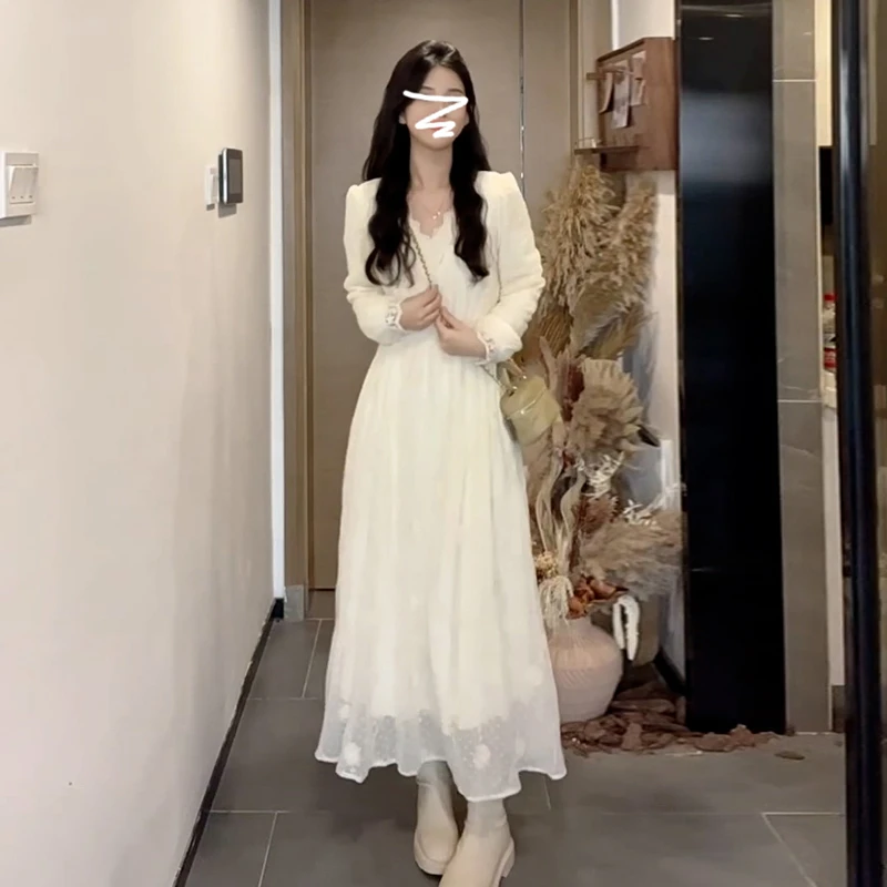 6861法式白色v领长袖连衣裙子女早春季25新款高级感气质收腰长裙