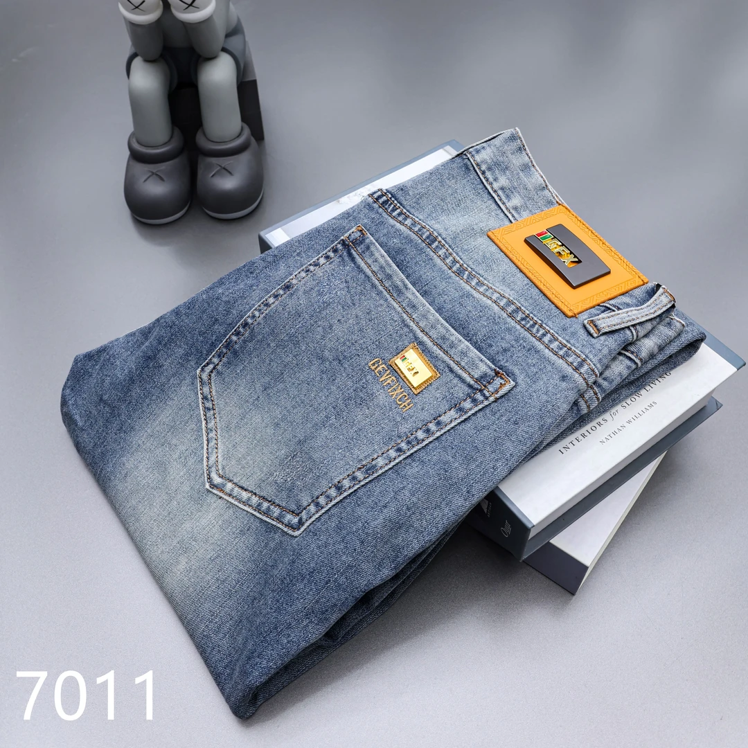 2024春夏高端轻奢欧货时尚百搭修身浅蓝色精品牛仔裤