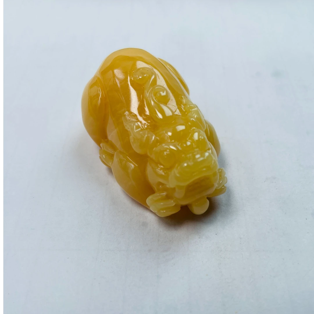 非金属仿珍珠吊坠 天然深海贝壳浓黄精雕貔貅吊坠 无裂挂坠俏色