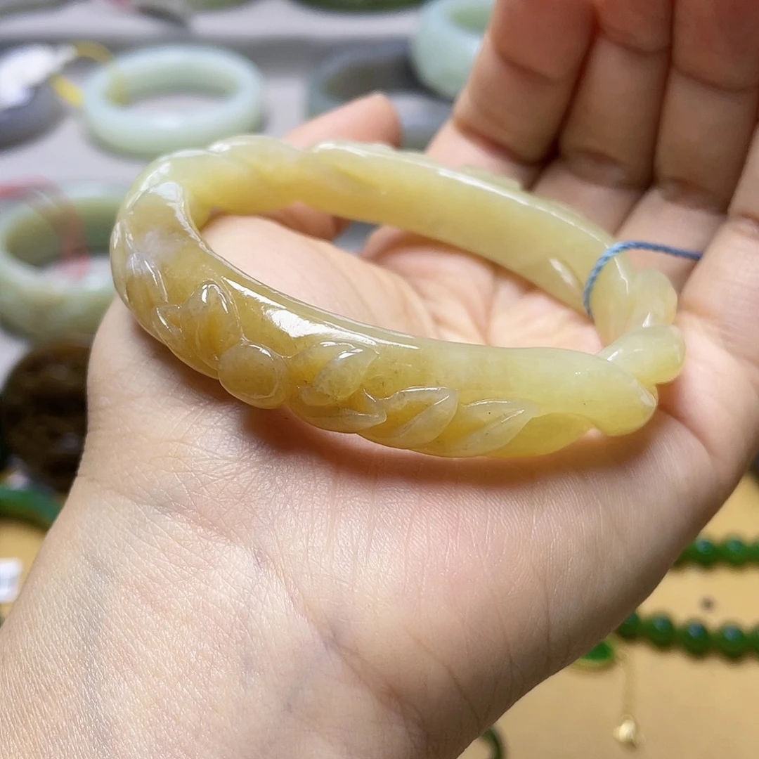 和田玉手镯61圈口。  编号84贵妃镯未镶嵌