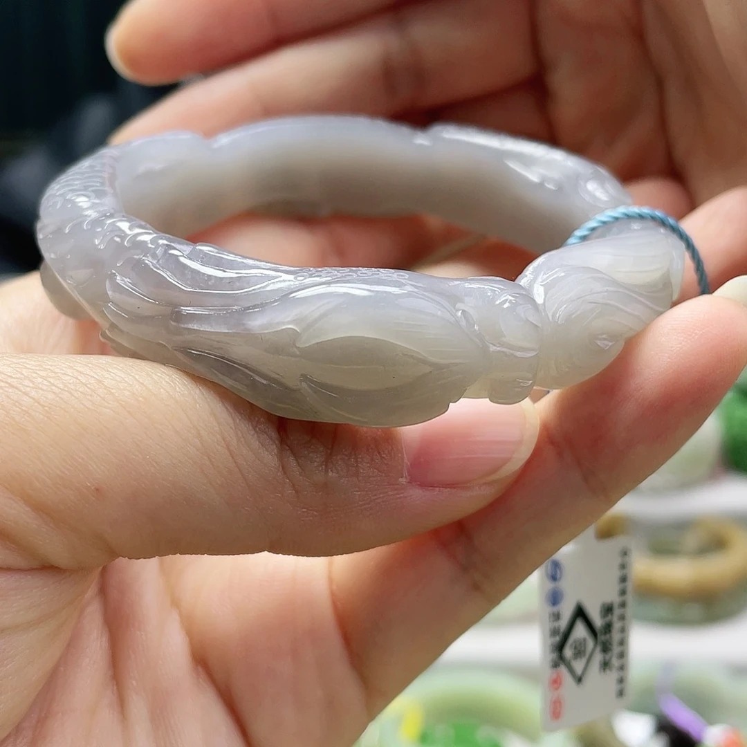 和田玉手镯57圈口。  编号54未镶嵌